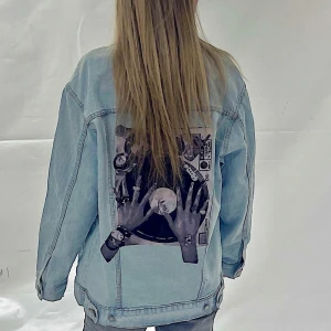 Rhythm 005 - Jeansjacka från JAQUI i storlek S. Bredd vid bysten 53 cm. Innerarmslängd (från armhålan) 45 cm. Längd 69 cm. Modellen är 170 cm lång.