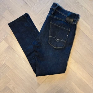 Replay Anbass - Säljer ett par mörkblå Replay jeans  i modellen Anbass. Väldigt stilrena i en slimfit passform. Riktigt bra skick, inga större tecken på användning. Storlek (W34, L32). Nypris: 1899kr. Säljs för endast 350kr.. Pris kan diskuteras