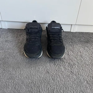 Svarta sneakers från Philippe Model - Säljer ett par svarta Philippe Model sneakers med silvriga detaljer på hälen. Skorna har snörning, rund tå och platt sula. Klassisk design med diskret logga på sidan och bekväm passform.            SÖKER BYTEN!!!