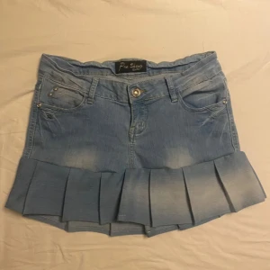 Ljusblå jeanskjol med volang - Snygg blå jeanskjol som jag har sytt själv med volangdetalj längst ner. Perfekt nu till sommaren!! Passa på nu när det är fri frakt i 7 dagar!!!💓