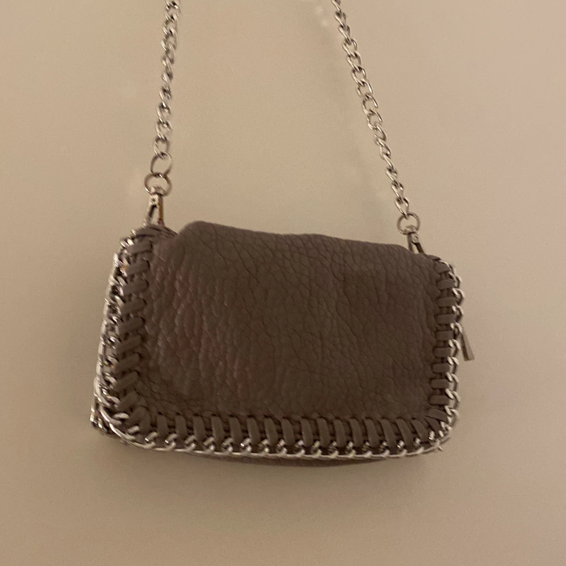 Beige axelväska med kedjedetaljer - 1