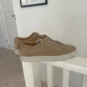 Beige sneakers i mocka från Myrqvist - Säljer ett par stilrena beige sneakers från Myrqvist som är i 8/10 skick. Skona är bara använda några få tal gånger. Ny pris 2000kr sicka ifall du vill har fler bilder