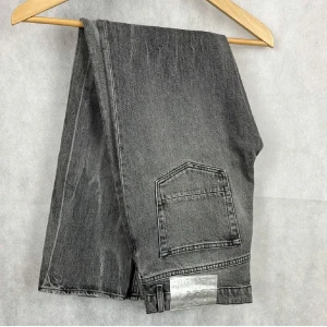 Grå jeans från Golden Goose Deluxe Brand - Säljer ett par grå jeans från Golden Goose Deluxe Brand med GGDB DENIM-lapp bak. Klassisk femficksmodell i rak passform och snygg tvättad grå färg. Perfekta för dig som gillar stilrena och trendiga jeans. Knappast använda. Säljer för att de är för små. Skriv gärna om du har frågor.