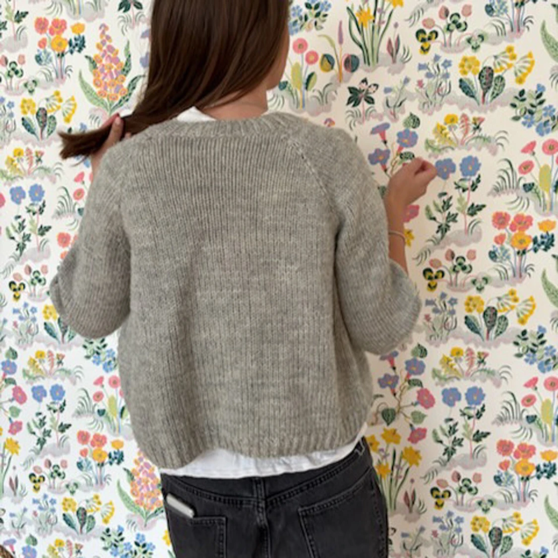 Grå trekvartärmad kofta med gula knappar - 2