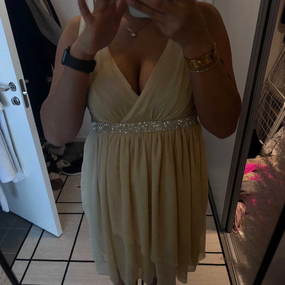 Champagnefärgad klänning med glittrigt midjeband - 1