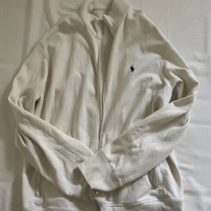 Ralph Laurent tröja  - Riktigt fet vit Ralph Laurent tröja i storlek large men passar stor medium också. Helt nytt skick och  perfekt inför vår och sommar. Pris går att diskuteras, verkligen inte hugget i sten! 