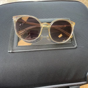 Jätte fina Guess solglasögon  - Hjälper min tjej att sälja sina solglasögon som är i ny skick.