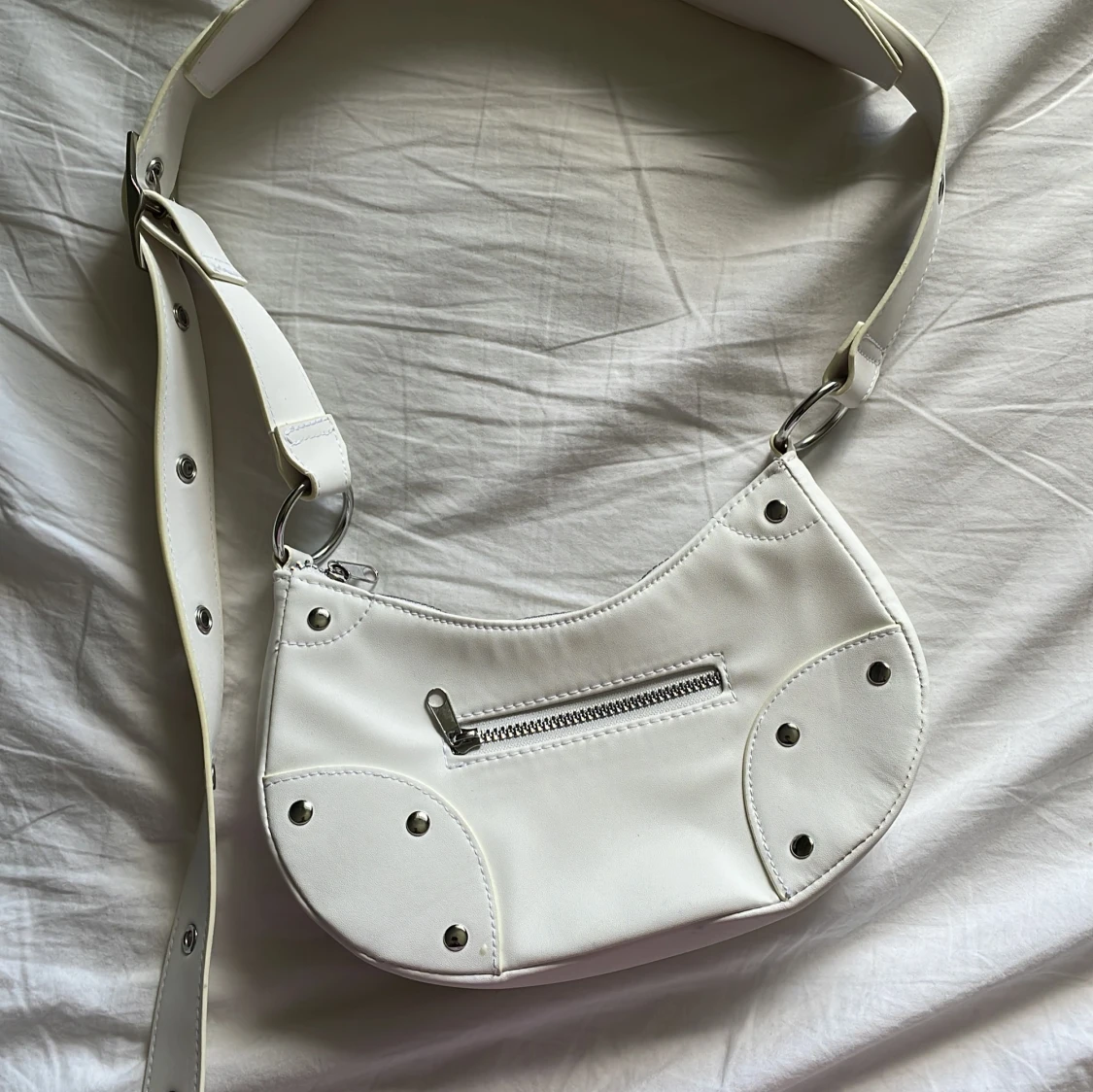 Vit axelväska med nitar - 2
