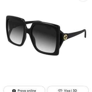 Svarta fyrkantiga solglasögon från Gucci - Stilrena svarta solglasögon från Gucci med stora fyrkantiga bågar och mörka tonade glas. Klassisk logga i guld på sidorna. Perfekt accessoar för en trendig look.