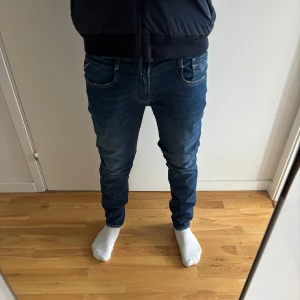 Blå Replay Hyperflex jeans  - Säljer ett par blå Replay Hyperflex Anbass jeans som är i skicket 8/10 då de endast använts ett fåtal gånger. De har en skön passform samt en cool kontrast i färgen som gör dessa jeans unika! Hör av er om ni har minsta fundering.