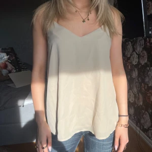 Beige linnetopp med v-ringning - Beige linnetopp med v-ringning i storlek xs från cubus 🥰