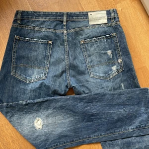 Blå slitna jeans - Sällsynta jeans. Nypris 1799. Riktigt snygga.