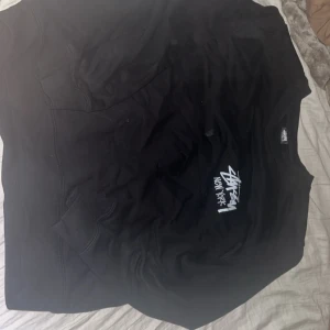 Svart sweatshirt från Stüssy New York - Säljer en svart sweatshirt från Stüssy med stort vitt Stüssy New York-tryck på ryggen och mindre tryck framtill. Tröjan är i mjuk bomulls- och polyestermix och har en klassisk passform med långa ärmar.