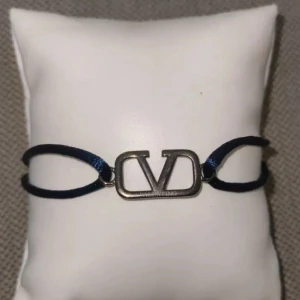 Blått armband från Valentino - -skick 10/10.      -endast armband medföljer . - kvitto finns