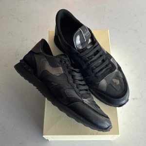 Valentino garavani rockrunners  - Storlek: 44      Skick: mycket bra skick SKICKAS MED I PAKETET: SKOR) EJ BOX ELLER DUSTBAG                                