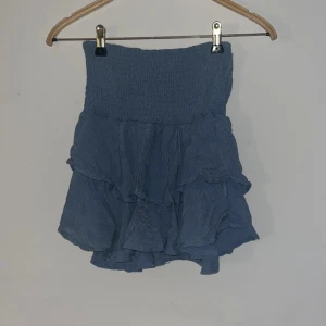 Blå volangkjol  - Super gullig och somrig volangkjol. I stretchigt material. 30kr, kan diskuteras❣️