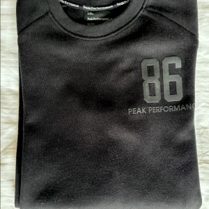 Peak Performance Tech stl L - Ny oanvänd sweatshirt från Peak Performance Tech. Svart med emblem på bröstet. Storlek L. Perfekt nyskick. Skickas inom 24h efter köp. 