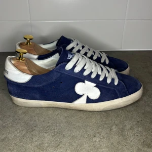 The gallerist skor - Tja, säljer dessa mörkblåa The gallerist skor                                 Storlek: 42                                                                                                  Skicket på skorna är dåligt, kolla bild 5 skulle rekommendera att ta dom till en skomakare.                               Rabatt om man följer ✅                                                             Skriv om ni har några frågor eller funderingar 🙌