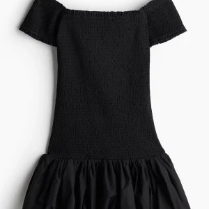 H&M klänning - As snygg klänning från h&m, andra bilden visar hur den ser ut på, säljs för att jag nyss köpt en liknande, perfekt till sommar fester ✨står L men sitter som M, NYPRIS 349kr)