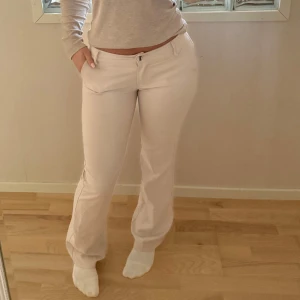 Låga kostymbyxor  - Lågmidjade beiga kostymbyxor från Chelsea. Storlek M