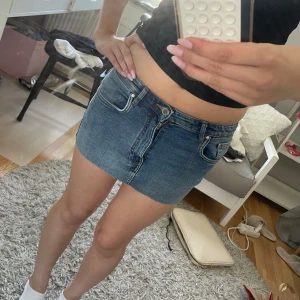 Jeanskjol från Zara TRF - Säljer en klassisk blå jeanskjol från Zara TRF. Kjolen är kort. Säljer då den inte kommer till användning. Midjemåttet finns i bilderna🥰