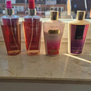 Victoria's secret parfym och lotion - 2 victoria secret parfymer ( dream of love ) och ( dream of passion ) och två victoria secret Lotions ( mango temptation ) och ( midnight exotiska). Alla produkter har kvar väldigt mycket och är i bra skick! 40 kr styck, eller 85 för alla!