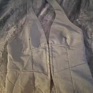 Svart halterneck topp -  Tillverkad i polyester med en slät känsla. Aldrig använt. 