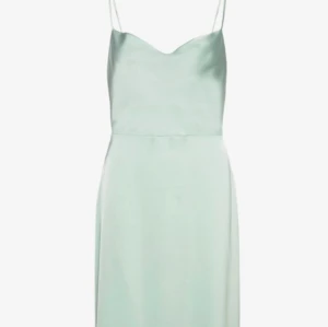 Mintgrön silkesklänning  - Superfin lång silkesklänning från vila som är använd en gång, säljer pga har ingen användning för den längre:)