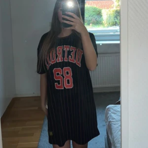 Varsity t-shirt - Säljer en lång varsity T-shirt/klänning. Är 1,64 cm lång och den går strax ovanför mina knän. Luftigt material. Bara använd några få gånger. Säljer då den inte kommer till användning längre 💗