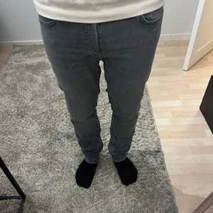 Grå jeans från Jack & Jones - Säljer ett par grå jeans från Jack & Jones i storlek 33:32. Säljer dom på grund av att de är för små för mig.