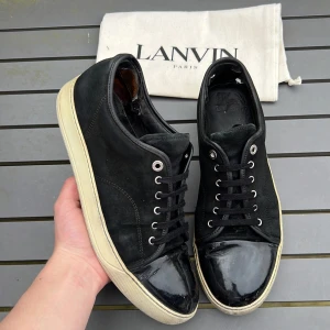 Lanvin - Säljer dessa snygga lanvins i uk10 vilket motsvarar 44-45! Skick 6/10. Defekter? Slitna inersulor samt insidan av hälarna. Lite sliten mocha. Färg: svart. Vad ingår? Dustbag! Hör av dig vid minsta fundering! Fraktar inom 24H 🚚 
