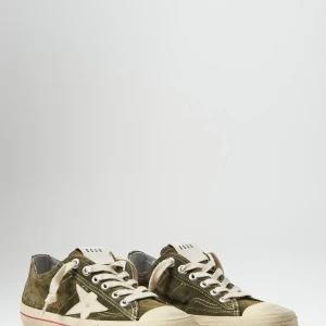 Olivgröna Golden goose  v star sneakers  - Tja sälja mina Golden goose V star skor för de ont slängde passar mig. Jag köpte de på NK ny pris på skorna är 5500kr men säljer dem för 2200. Hör gärna av er om frågor 