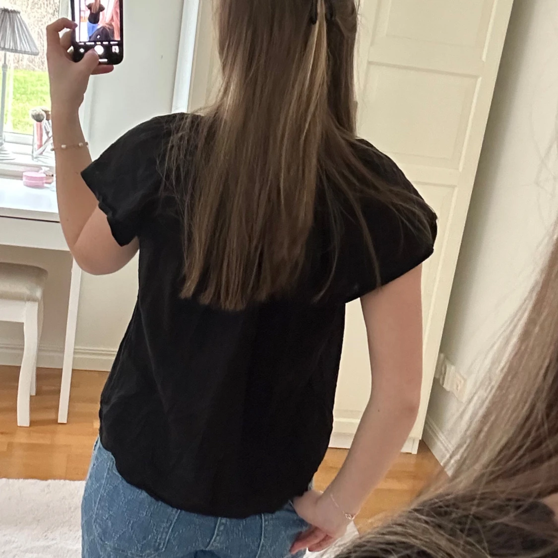 Svart v-ringad blus - 1