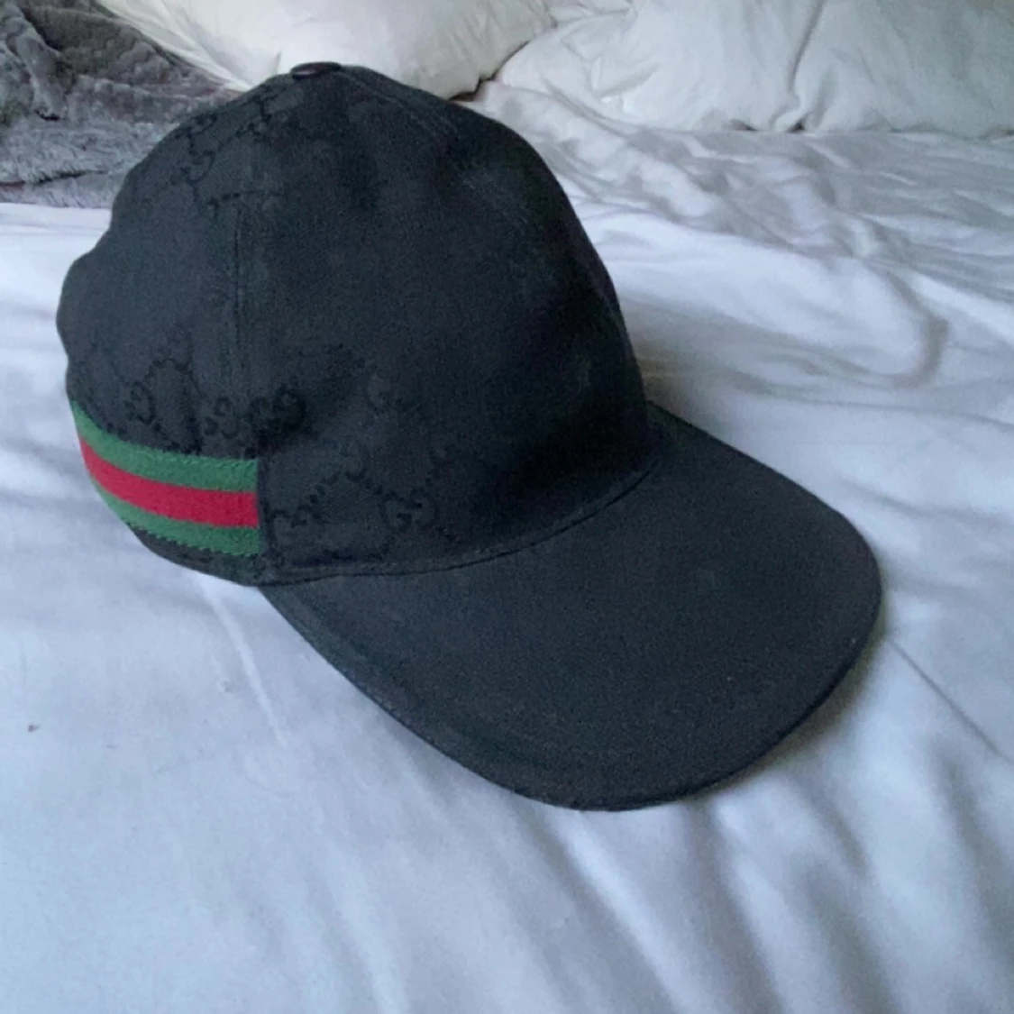 Svart keps från Gucci med röd och grön rand