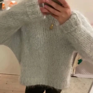 Mohair tröja - Mysig ljusgrå/ljusblå mohair tröja med grovstickat mönster och långa ärmar. 