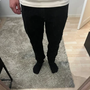 Svarta Levi's 502 jeans - Säljer ett par svarta Levi's 502 jeans i storlek 31:32. Säljer dom på grund av att de inte kommer till så stor användning.