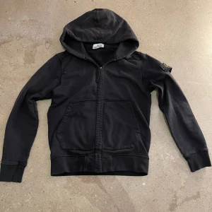 Stone island zip - Riktigt fet stone island zip up med perfekt passform. Säljer för att jag behöver pengar. Priset är ej fast
