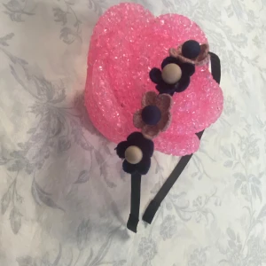 Handgjord Diadem med blommor i filt - Snyggt diadem med blommor i svart och beige filt. Blommorna är placerade längs hela diademet och har en mjuk, handgjord känsla. Perfekt accessoar för att piffa upp din look. 35kr/st , samma  frakt , helt ny 