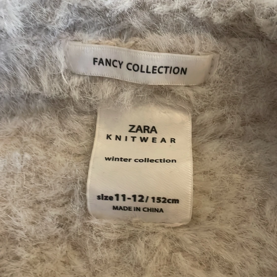 Grå och vit fluffig stickad tröja från Zara - 1