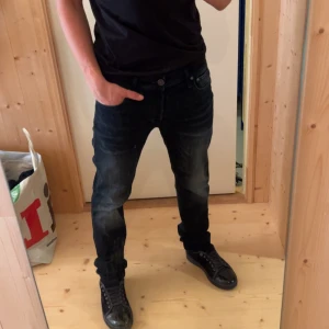 Mörkblå jeans från Jack & Jones - Säljer ett par goa jeans från Jack and Jones i modellen Glenn. Skriv om du har några frågor eller funderingar!!!