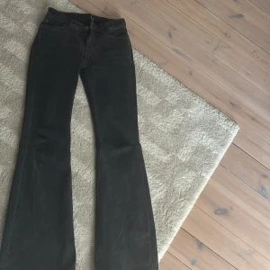 Jens  -  Säljer dessa snygga jeans lågmidjade och bootcut 💕i storlek 25/32 köpte för 600 