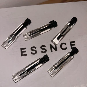 Parfymprover från ESSNCE - Fem små parfymprover från ESSNCE i genomskinliga glasflaskor med svart skruvkork. Dewy Desert, Iconic Flower och Keep It Fruity, Midsummer Dream, Cozy Goddess💕