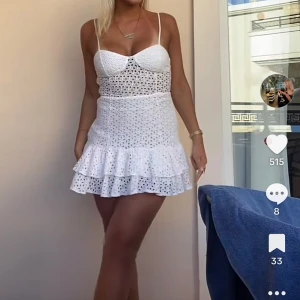 Vit spetsklänning med volang - Söt vit klänning med smala axelband och spetsdetaljer. Klänningen har figurnära passform upptill, markerad byst och volang nertill. Perfekt för sommarens alla tillfällen. Slutsåld och finns inte att köpa längre 💓kom med prisförslag!