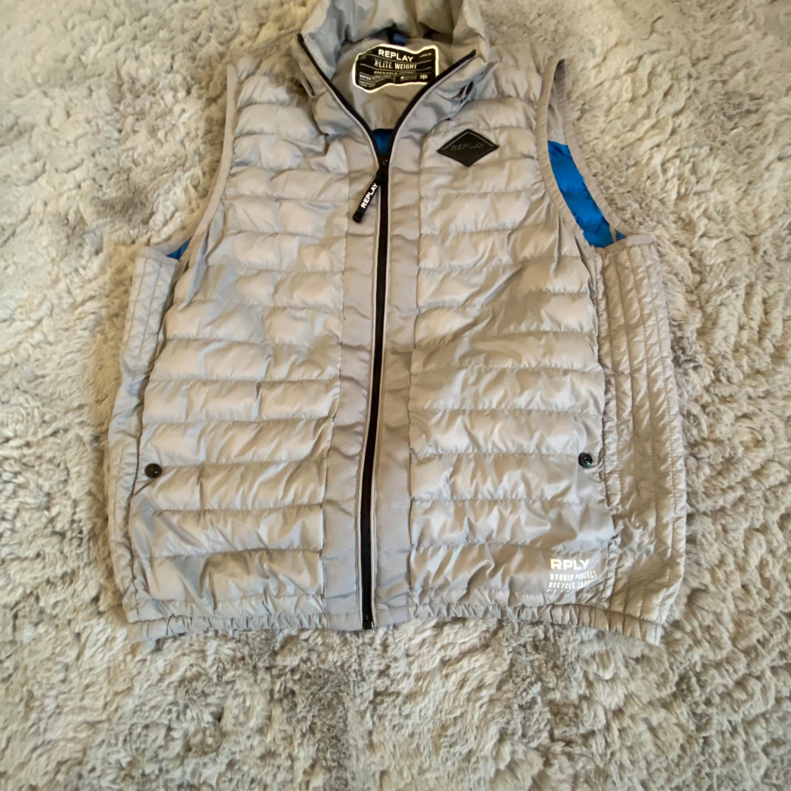 Ljusgrå dunväst från Replay