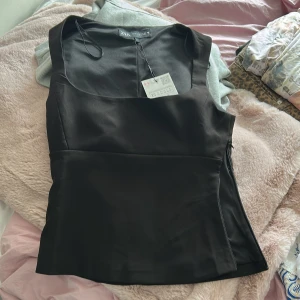 Svart ärmlös klänning från ZARA -  Super super fint topp från zara som tyvärr inte passar mig ❤️❤️❤️❤️❤️