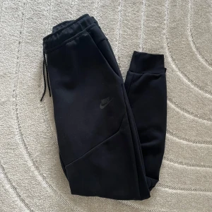 Nike tech fleece byxor - Svarta Nike tech fleece byxor i mycket bra skick!🦋.                                                                                 • Storlek S • Har du några frågor är det bara att skicka ett meddelande, så svarar jag så fort jag kan.☺️ Ha en fin dag!💕♻️