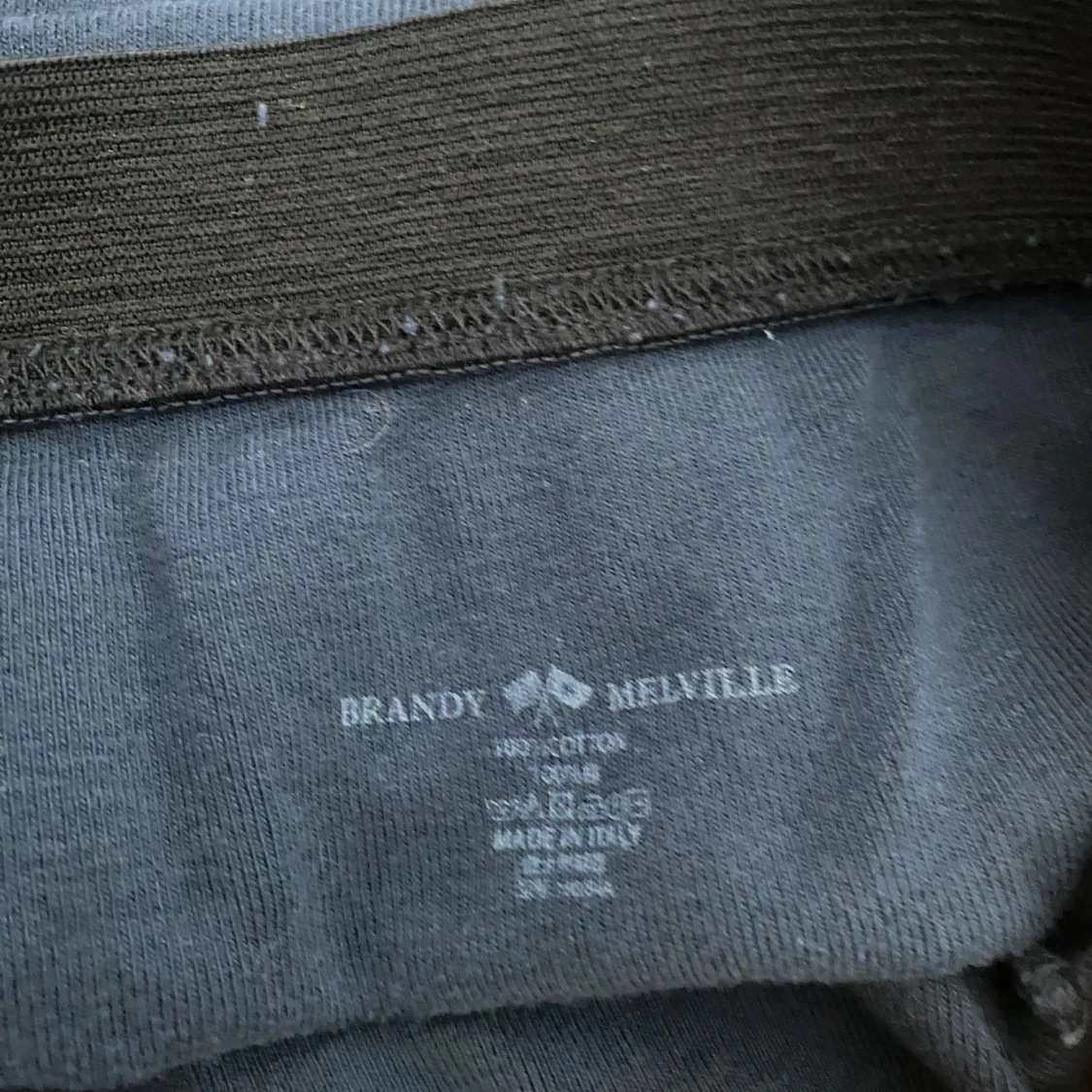 Mörkblå volangkjol från Brandy Melville - 2