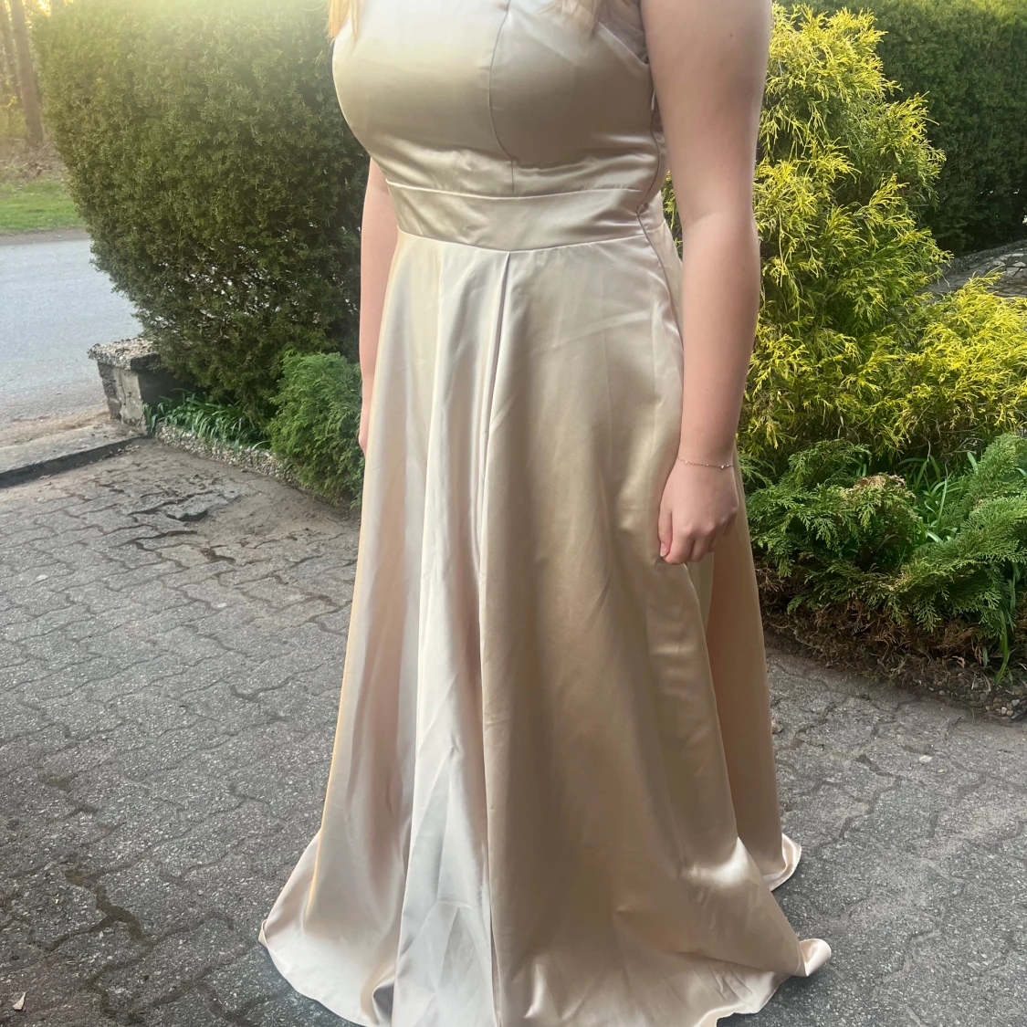 Champagnefärgad långklänning med glittriga axelband från JJ's House