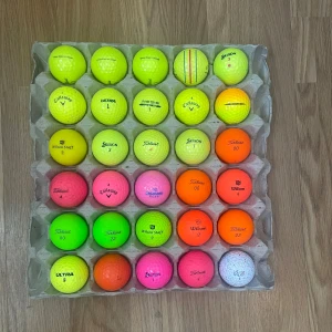 30! Färgade golfbollar - Säljer 30 färgade golfbollar det ingår årsmodell och även några sällsynta bollar. Pris är förhandlingsbart 