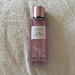 Victoria's Secret pure seduction aldrig använd  - Aldrig använd En glittrande body mist från Victoria's Secret i doften Pure Seduction. Flaskan är rosa med holografiskt glitter och har ett rosa lock. Limited edition Fashion Show 2024, 